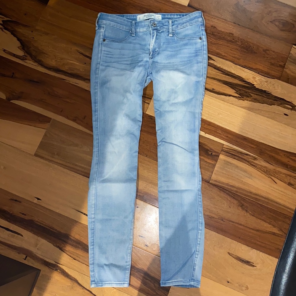 NWOT - ABERCROMBIE AND FITCH JEANS - SIZE 4S